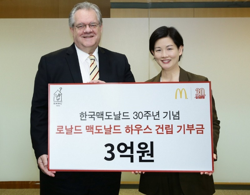조주연 한국맥도날드 사장이 국내 1호 한국로날드맥도날드하우스 건립을 위한 기부금 3억원을 전달하고 있다. (사진=맥도날드)