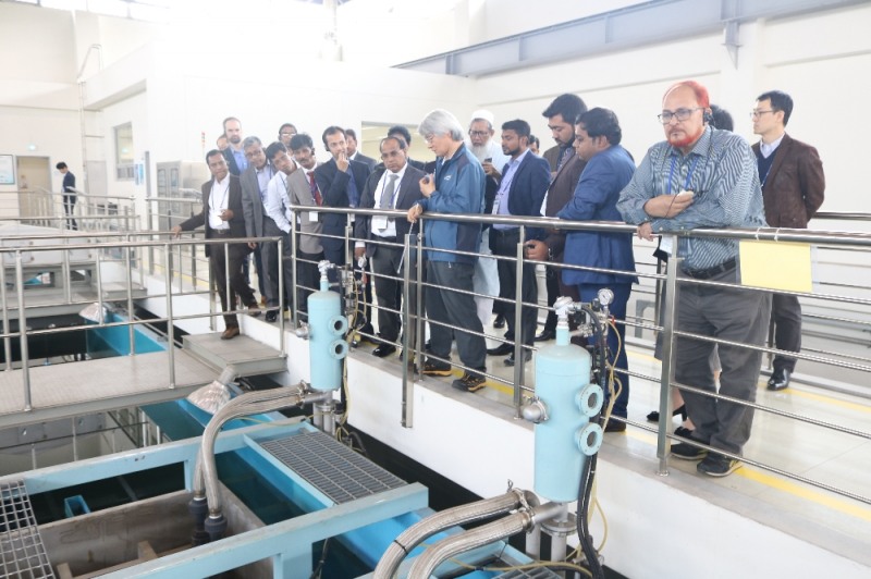 상하수도 연구 실증플랜트를 견학 중인 교육생들.(사진=K-water)