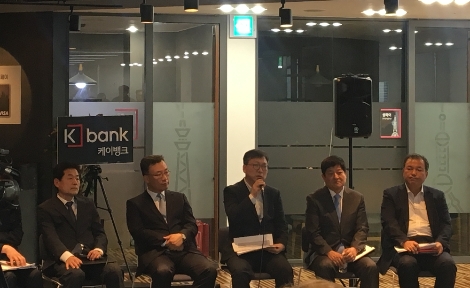 심성훈 은행장(왼쪽에서 두번째)를 비롯한 케이뱅크 임원들이 3일 케이뱅크 광화문 사옥에서 열린 1주년 기념 간담회에서 기자들의 질문에 답변하고 있다. (사진=로이슈)