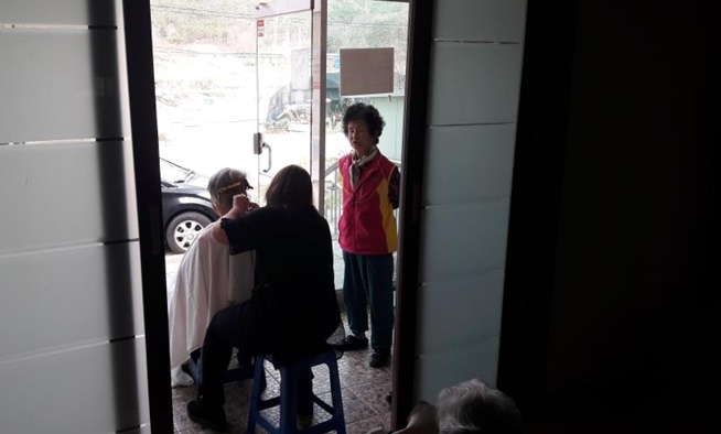 거동불편 어르신 머리를 손질하고 있다.(사진제공=구미준법지원센터)
