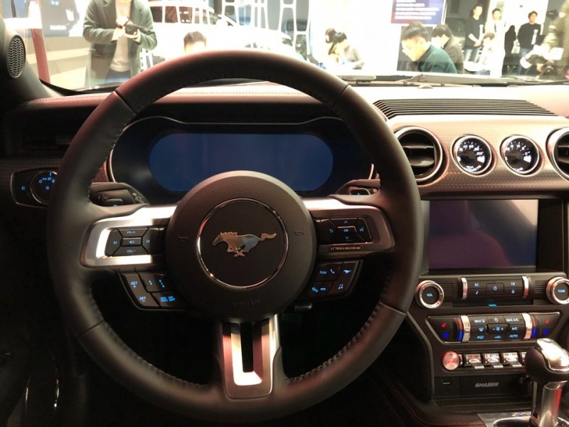 2018 뉴 머스탱 5.0L GT의 스티어링휠에는 다기능 스위치들이 모여 있고 뒤에는 패들시프트가 적용됐다.