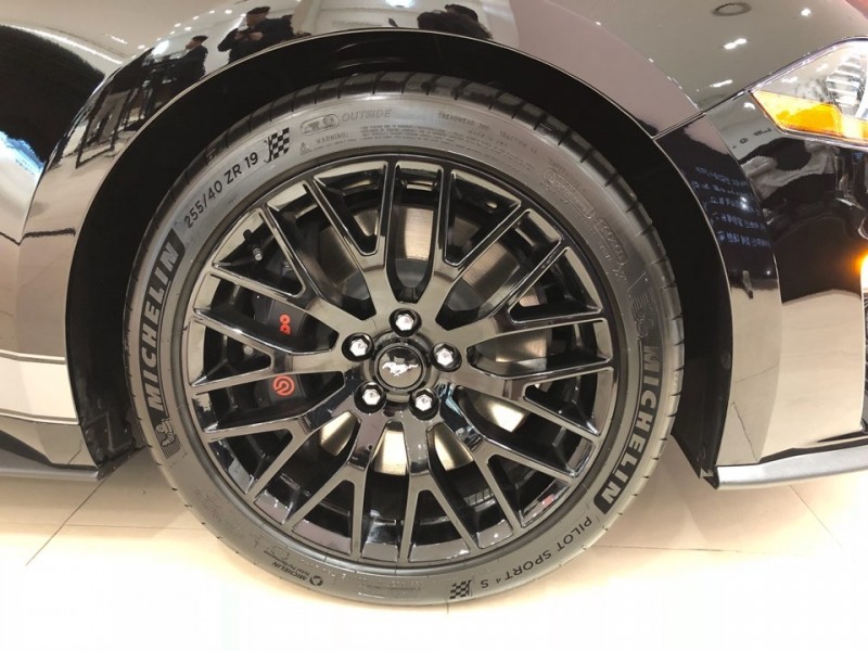 2018 뉴 머스탱 5.0L GT에는 19인치 휠과 고성능 타이어인 미쉐린 PS4s가 조합을 이룬다. 타이어 사이즈는 전륜 255-40-19, 후륜 275-40-19가 적용됐다.(사진=최영록 기자)
