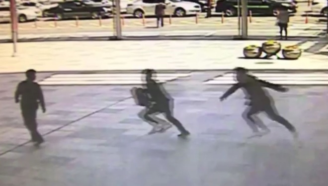 보이스피싱 국내 송금책 말레이시아인을 뒤쫓고 있다.〈사진제공=부산지방경찰청)