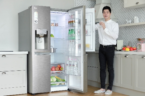 LG전자 모델이 2018년형 LG 디오스 양문형냉장고를 소개하고 있다. (사진=LG전자)