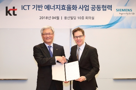 KT 스마트에너지사업단장 김영명 전무(좌측)와 한국지멘스 빌딩자동화 사업본부 크리스토프 에비셔(Christoph Aebischer) 부사장(우측)이 업무협약(MOU)를 체결한 후 기념촬영을 하고 있다. (사진=KT)