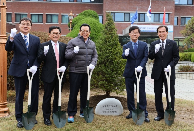 마사회 4월5일 식목일 식수행사, 가장 오른쪽에서부터 2번째 김낙순 한국마사회장 3번째 한국마사회 정병국 상임감사위원 (사진=한국마사회)