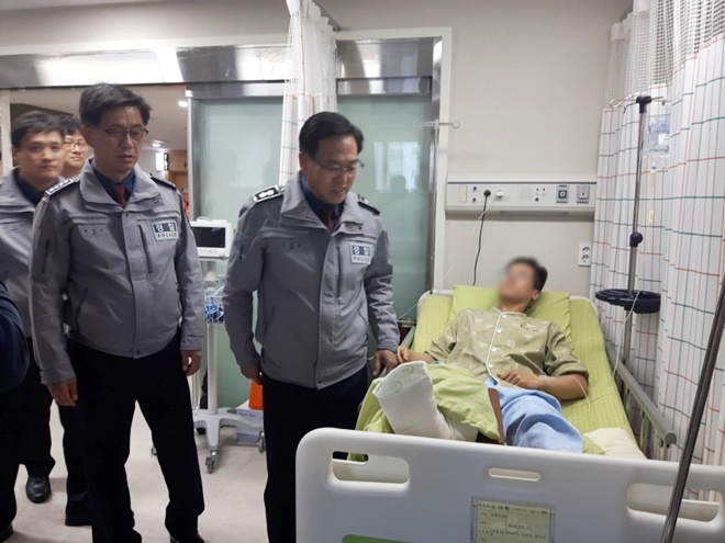 이용표 경남경찰청장이 부상당한 의무경찰을 위로하고 있다.(사진제공=경남지방경찰청)