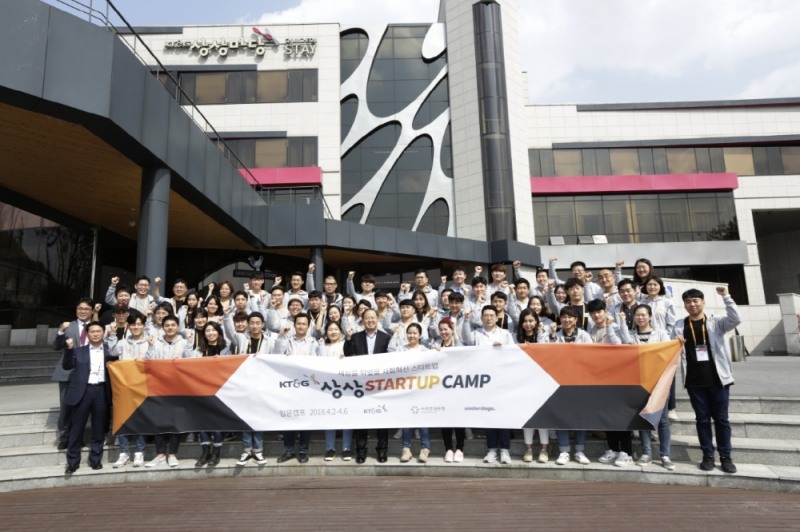 KT&G는 사회혁신 청년창업가를 육성하는 ‘KT&G 상상 스타트업 캠프 2기’를 4월 출범했다. 이상학 KT&G 지속경영본부장(첫 번째 줄 가운데), 김진한 KT&G 사회공헌실장(왼쪽 첫 번째)이 참석한 가운데 KT&G 상상마당 춘천에서 이달 2일부터 5일간 실시되고 있는 입문 캠프 단체사진.
