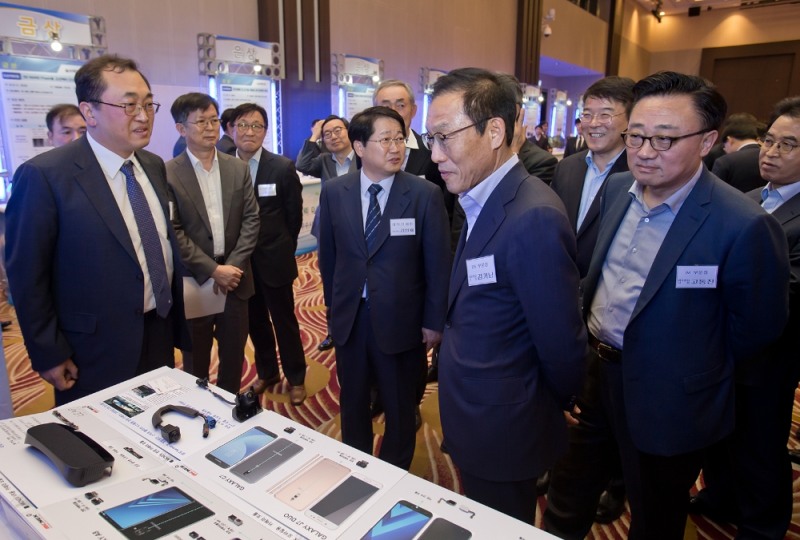 지난 6일 서울 양재동 더케이호텔에서 열린 삼성전자와 협력사가 모여 동반성장을 다짐하는 '상생협력데이' 행사에서 김기남 삼성전자 사장(오른쪽에서 두번째)과 고동진 삼성전자 사장(오른쪽에서 첫번째) 등 삼성전자 경영진이 우수 협력사 기술 전시회를 둘러보고 있다. (사진=삼성전자)