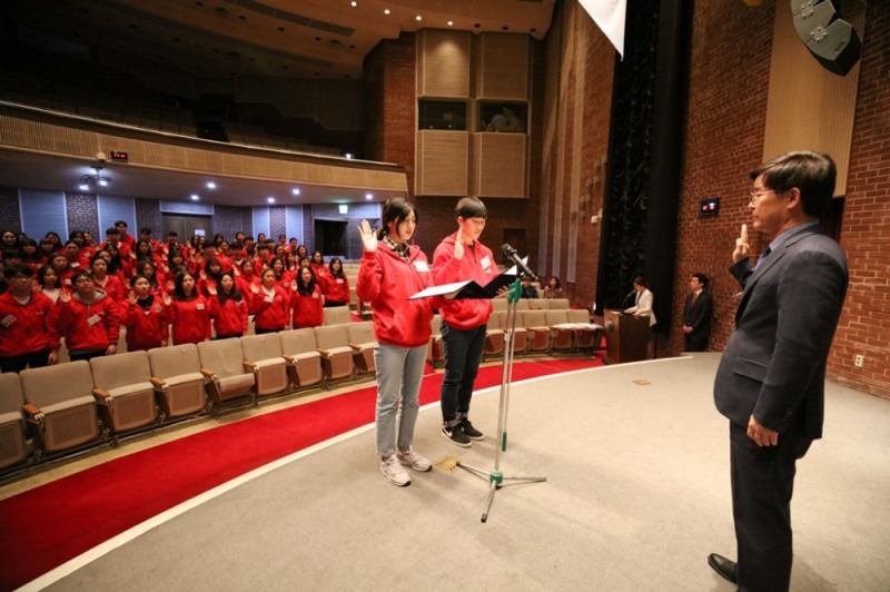 사진=지난 5일 렛츠런 더 월드 발대식에서 선서하는 학생들과 김낙순 한국마사회장(가장 오른쪽)