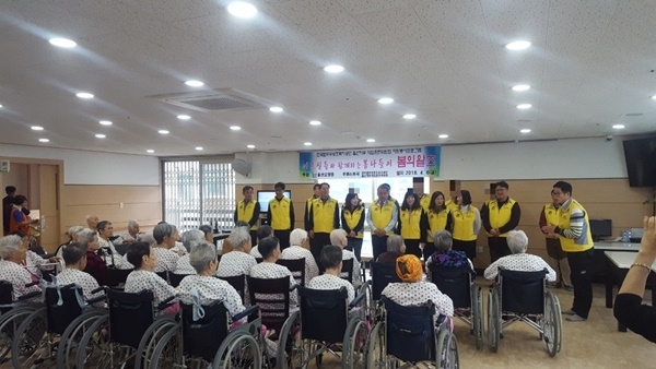 울산 남구 울산요양원 어르신들을 상대로 신명나는 노래요법 프로그램을 진행하고 있다.(사진제공=한국법무보호복지공단울산지부)