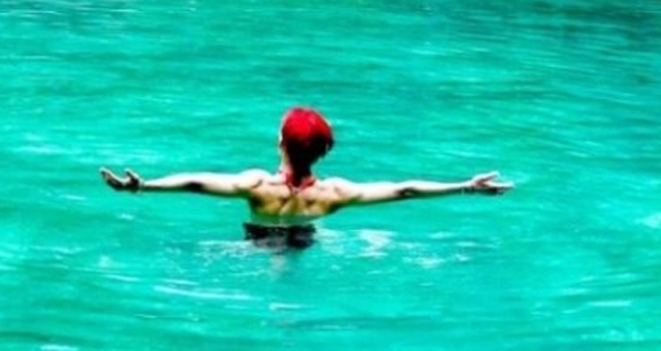 '뱀뱀', 두팔 벌려....화가 난 듯한 등근육 '굴곡진라인'