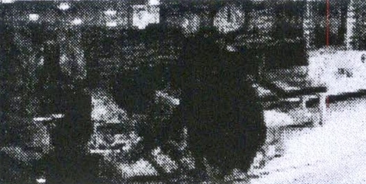 금은방에서 금팔찌를 건네받고 있다.(사진제공=부산지방경찰청)