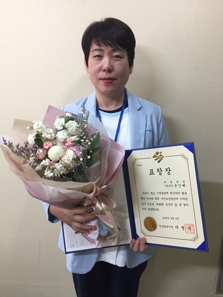 손인혜 간호부장이 부사시장 표창을 받고 기념촬영을 하고 있다.(사진제공=대동병원)