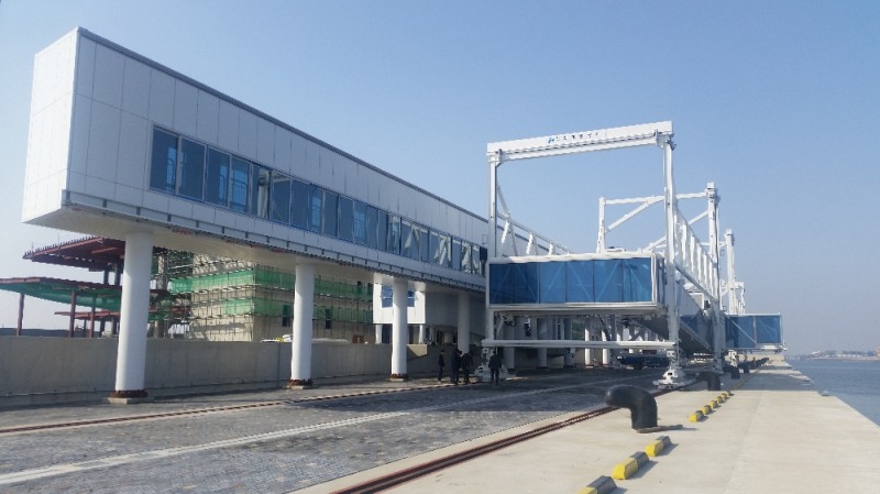 크루즈 전용 부두에 설치된 이동식 탑승교. (사진 =인천항만공사)