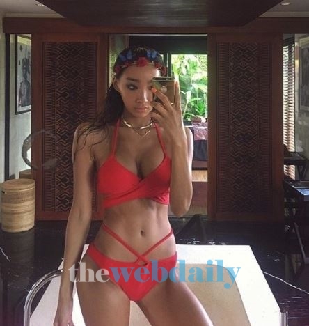 '그저 부러울 뿐'...문가비, 강렬한 색 수영복 속 빛나는 S라인 뽐내