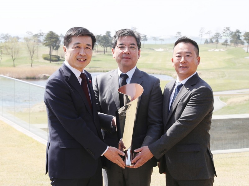 (좌측부터) 전성수 인천광역시 행정부시장, 장재훈 제네시스 고객가치담당 전무, 이준희 잭 니클라우스 대표가 ‘제네시스 챔피언십’ 대회 업무 협약 체결식 후 기념촬영을 하고 있는 모습.(사진=제네시스)