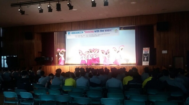 고봉 중·고등학생들이 공연을 관람하고 있다.(사진제공=서울소년원)