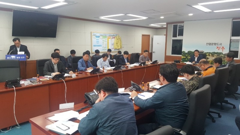 한국시설안전공단(이사장 강영종)은 진주시와 공동으로, 2018년 재난대응 안전한국훈련에 대비한 관계기관 기획회의 및 전문가 컨설팅을 10일 오후 진주시청 재난상황실에서 개최했다. (사진= 한국시설안전공단)