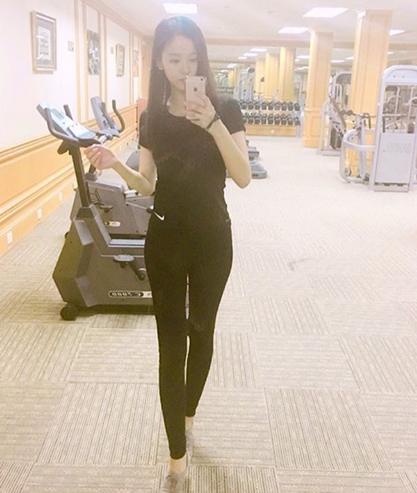 강한나, '긴 생머리 늘어뜨린 채....부러질 듯 가녀린 라인'