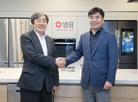 샘표 박진선 대표이사(좌측)와 삼성전자 김현석 대표이사(우측)가 11일 서울 충무로에 위치한 '샘표 우리맛 공간'에서 협업 관련 미디어행사를 가지고 악수를 나누고 있다. (사진=삼성전자)