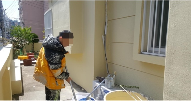 페인트 작업 기술을 가진 사회봉사대상자가 벽면 페인트 작업을 하고 있다.(사진제공=창원준법지원센터)