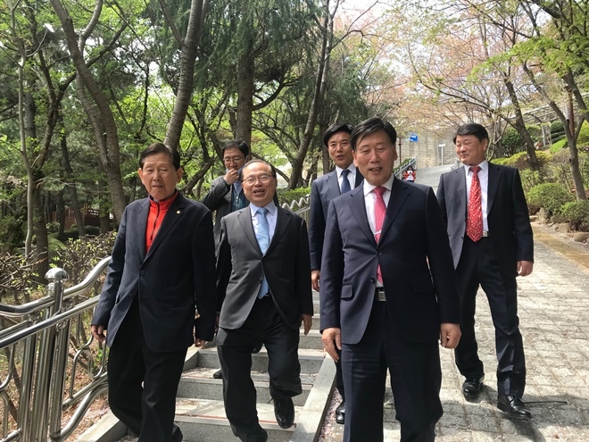 오거돈 부산시장 예비후보가 대한노인회 부산시연합회 회원들과 본 행사를 마치고 걸어내려오고 있다.(사진제공=오거돈 캠프)