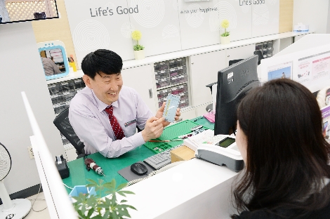 서울 강남구에 위치한 LG전자 강남본점모바일서비스센터에서 서비스 엔지니어가 고객을 응대하는 모습.  (사진=LG전자)
