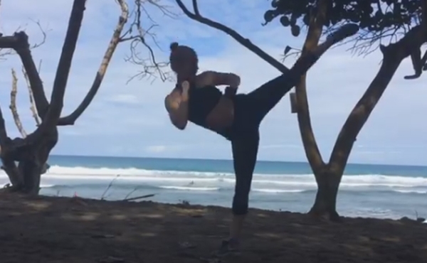 '화려한발차기' 완벽....폼 클레멘티에프, 해변가에서 라인 드러난 의상