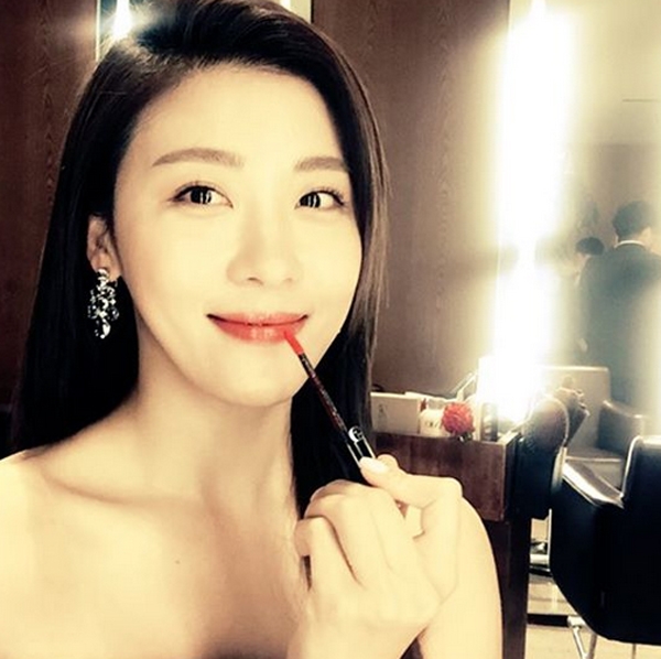 '가녀린 부러질 듯 쇄골'....하지원, '긴 생머리 늘어뜨린 채'