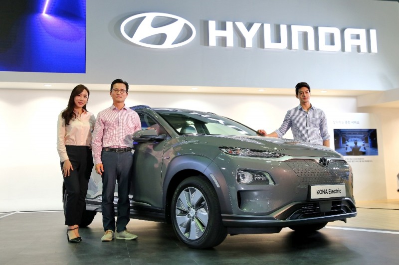 현대차 국내영업본부장 이광국 부사장이 모델과 함께 포즈를 취하고 있는 모습.(사진=현대자동차)