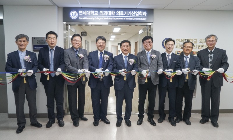 왼쪽부터 송우용 강남세브란스 원목, 김지홍 강남세브란스 기획관리실장, 송영구 연세 의대 강남부학장, 구성욱 주임교수, 김근수 강남세브란스병원장, 염용권 한국보건산업진흥원 기획이사, 박순만 한국보건산업진흥원 단장, 김재진 강남세브란스병원 부원장, 유선국 겸임교수 (사진=강남세브란스병원)