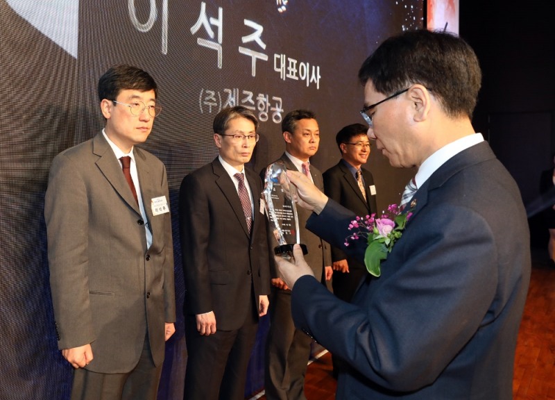 12일 오전 여의도 63컨벤션센터에서 열린 2018년도 장애인고용 촉진대회에서 제주항공 이석주 사장이 이성기 고용노동부 차관으로부터 ‘트루 컴퍼니 금상’을 수상하고 있다. (사진=제주항공)