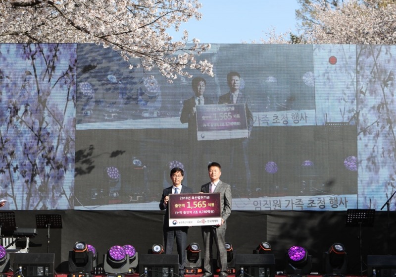 한국마사회 축산발전기금 1565억원 전달. 왼쪽부터 김낙순 한국마사회장_유기엽 축산발전기금 사무국장(사진=마사회)