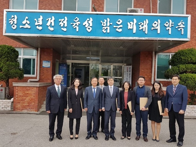 수원지법 윤웅기 부장판사 일행이 서울소년분류심사원을 방문, 참관하고 기념촬영을 하고 있다.(사진제공=서울소년분류심사원)