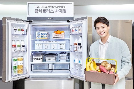 삼성전자 모델이 프리미엄 다용도 김치냉장고 '김치플러스 사계절'을 소개하고 있다. (사진=삼성전자)