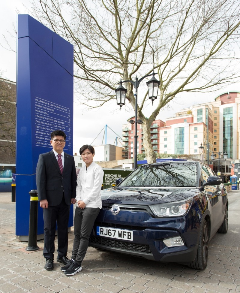 쌍용자동차 유럽사무소 김준범 소장(왼쪽)과 지소연 선수(오른쪽)가 지난달 23일(한국시간) 영국 런던 첼시 홈구장인 스탬포드 브릿지(Stamford Bridge)에서 후원 협약을 체결하고 티볼리를 전달한 뒤 기념촬영을 하고 있다.(사진=쌍용자동차)