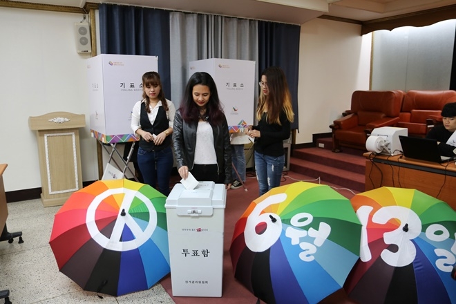 다문화 이주여성이 사전투표체험을 하고 있다.(사진제공=부산시선거관리위원회)