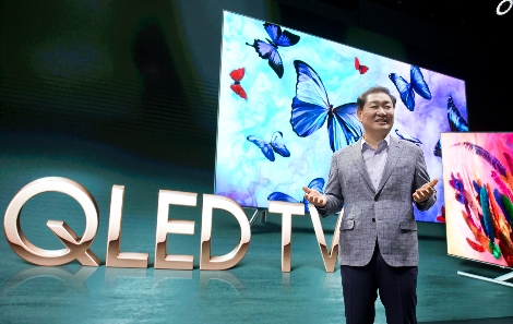 삼성전자 영상디스플레이사업부 한종희 사장이 삼성전자 QLED TV를 소개하고 있다. (사진=삼성전자)