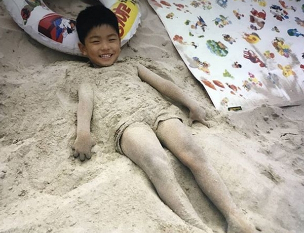 이이경, '꼬꼬마 시절...모래사장에 누워 개구진'