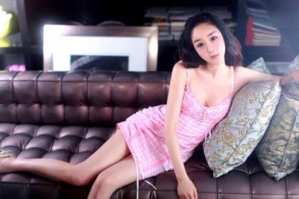 함소원, '분홍분홍 쇼파에 걸터 앉아....이기적인 부러질 듯 라인'