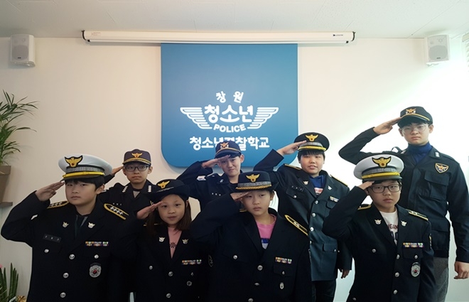 창원청소년경찰학교에 참여해 경찰제복 체험을 하며 거수경례를 하고 있다.(사진제공=창원서부경찰서)