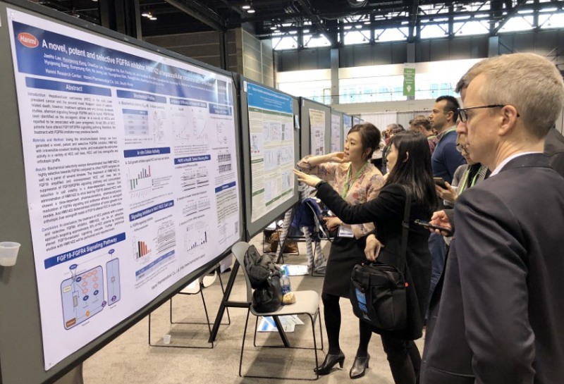 세계 최고 수준의 암학회 AACR에 참석한 연구자들이 한미약품의 항암신약 후보 물질 연구 결과 포스터를 살펴보고 있다. (사진=한미약품)