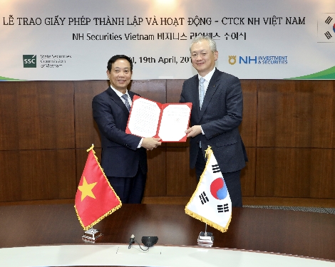NH투자증권 정영채 사장(오른쪽)과 SSC의 쩐 반 중 (Mr. Tran Van Dzung) 위원장이 기념촬영을 하고 있다. (사진=NH투자증권)
