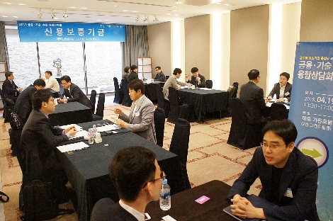 신용보증기금이 19일 서울가든호텔에서 개최한 ‘2018년 융합상담회’에서 참가기업과 금융·기술·수출 전문가들이 1:1 상담을 하고 있다. (사진=신용보증기금)