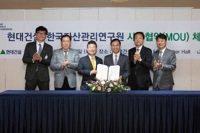 서울 계동 현대건설 본사에서 현대건설 건축사업본부장 김정철 부사장(오른쪽 세 번째), 김용식 전무(오른쪽 두 번째), 최원석 상무(오른쪽 첫 번째)와 한국자산관리연구원 고종완 원장(왼쪽 세 번째), 정수철 이사(왼쪽 두 번째), 최호성 팀장(왼쪽 첫 번째)이 복합개발사업 추진 MOU 체결식을 진행하고 있다.(사진=현대건설)