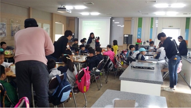 초등학생들이 농촌마을에서 떡 만들기 등 체험을 하고 있다. (사진제공=구미준법지원센터)