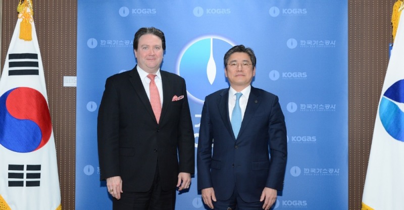 정승일 사장(사진 오른쪽)과 마크 내퍼 주한 美대사 대리가 기념 촬영을 하고 있다.(사진=한국가스공사)