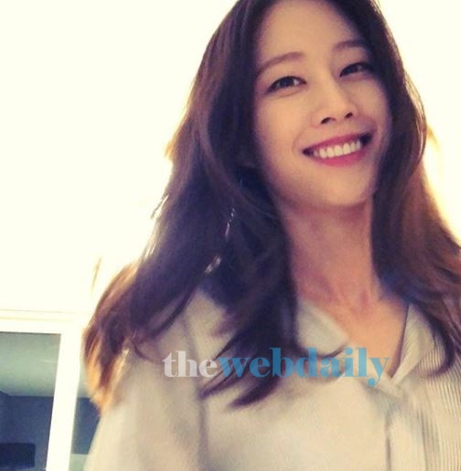 이현이, 셔츠만 걸치고도 단아美 자랑...환한 미소까지