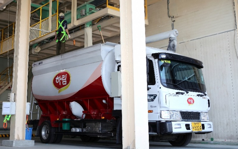 하림이 지난달 19일 농가사료 서비스 향상을 위해 설비를 증설한 정읍사료공장에서 육계 농가에 배송할 고품질 사료를 차량에 싣고 있다. (사진=하림)